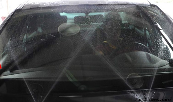 玻璃水喷水嘴喷水是条状还是扇形雾状的