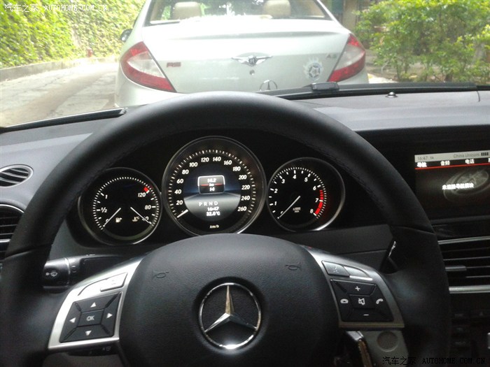 今天提车c180磁铁黑灰色内饰有鲜花有墨镜(图片有种朦胧的美)