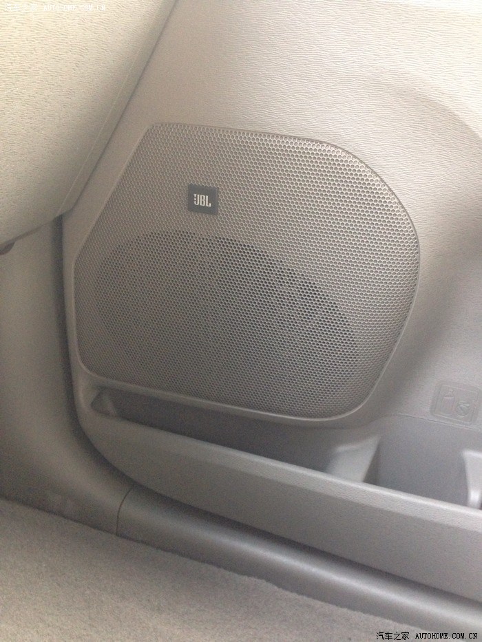 jbl音响效果不错,听说一共有十个喇叭和一个低音炮,目前只找到十个