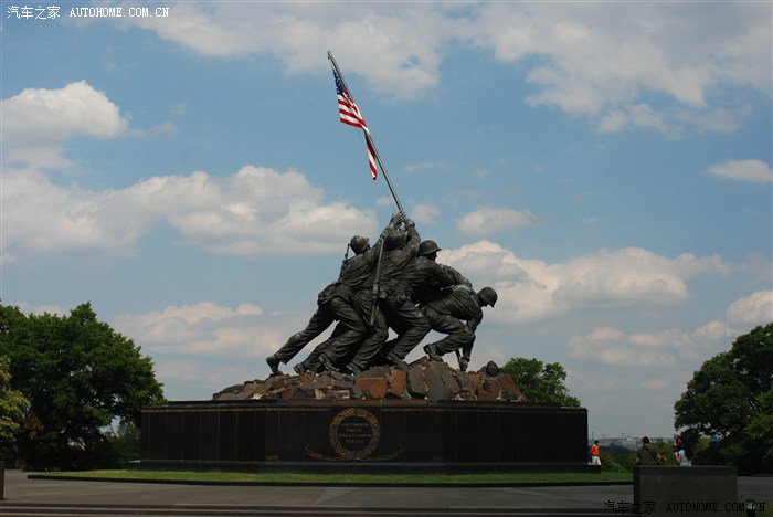 这个雕塑的原型是二战时的一幅著名照片:《星条旗插上硫磺岛》