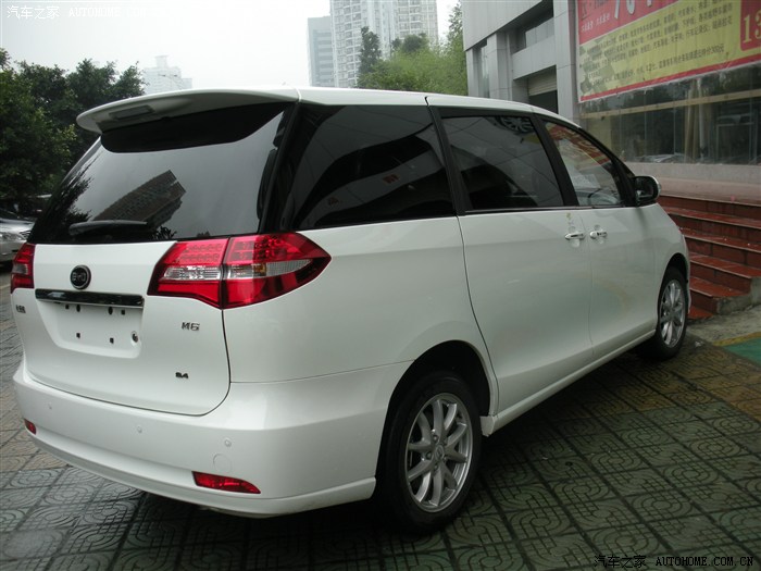 白色的比亚迪m6