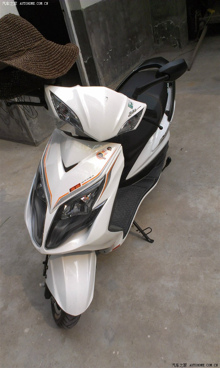 白色小踏板狂爱者,这是什么踏板,刚入手,提速超快