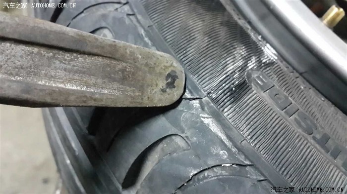 轮胎刮蹭掉一个小口这样的情况要不要换胎