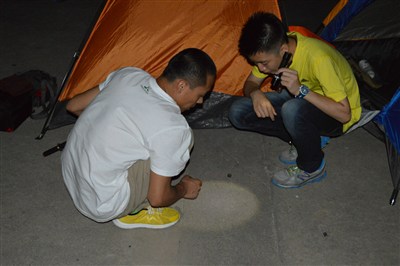 夜枭土豆在穿鱼线鱼钩准备夜钓前期准备工作