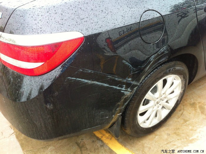 看了下,右后轮叶子板变形了,就走保险好了