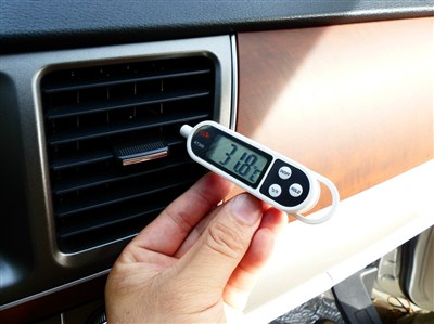 开始空调仪表台出风口温度测试,忘了先测一下车内环境温度,因之前一直