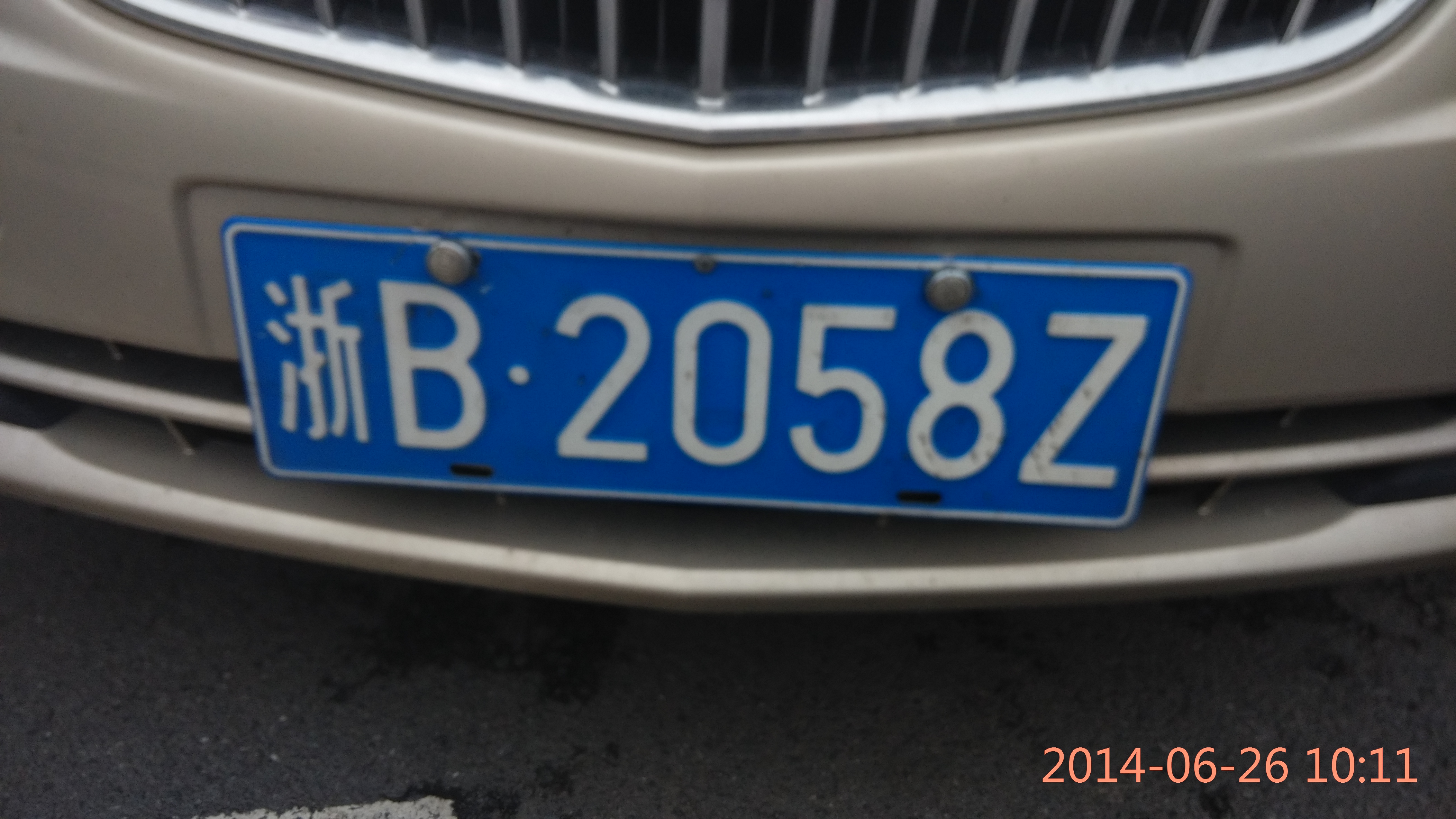 前车牌照只有两个螺丝固定车牌太容易掉了