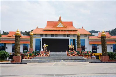 好心车主把我带到县城广场,澜沧县是拉祜族自治县