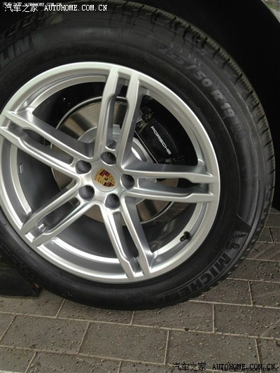 3,macan turbo 19英寸车轮 macan turbo 标配,2.0选配价格 24000元.
