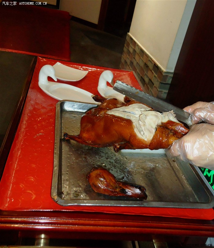 片烤鸭也有讲究.【全聚德】大师傅刀法娴熟.