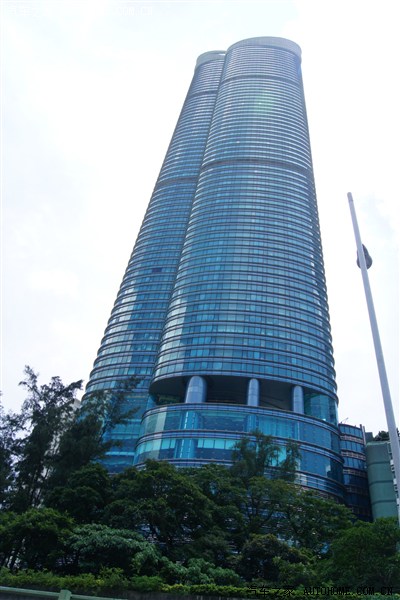 蓝天白云碧海,树矮楼高路窄