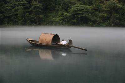 大浪滔天小舟行藏机图图片