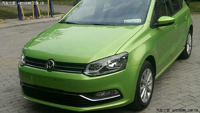 小区楼下一辆草绿色的polo.很好看.