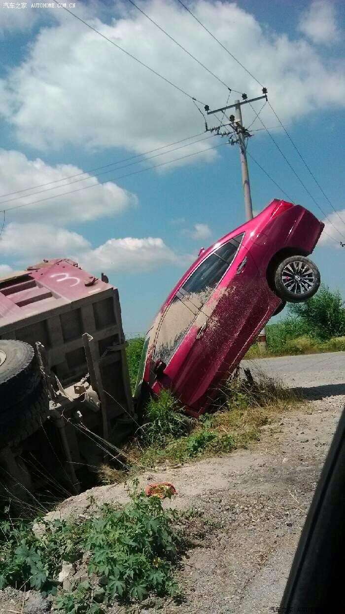 货车把轿车拍到了沟里,直击车祸现场