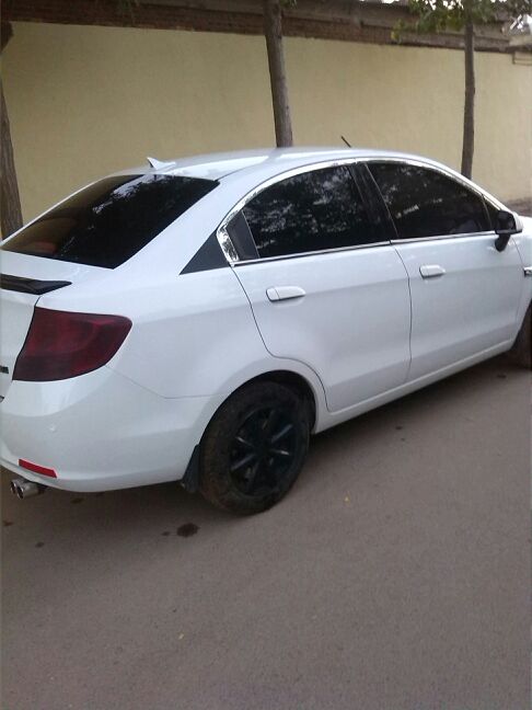 白色欧欧怎样快速祛除车漆上的黄色锈点