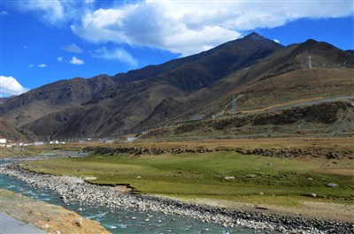 羊八井,海拔4300米.距离拉萨只有90公里了.