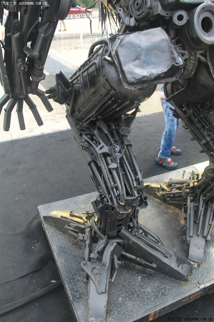 报废的汽车零部件创艺的机器人模型3