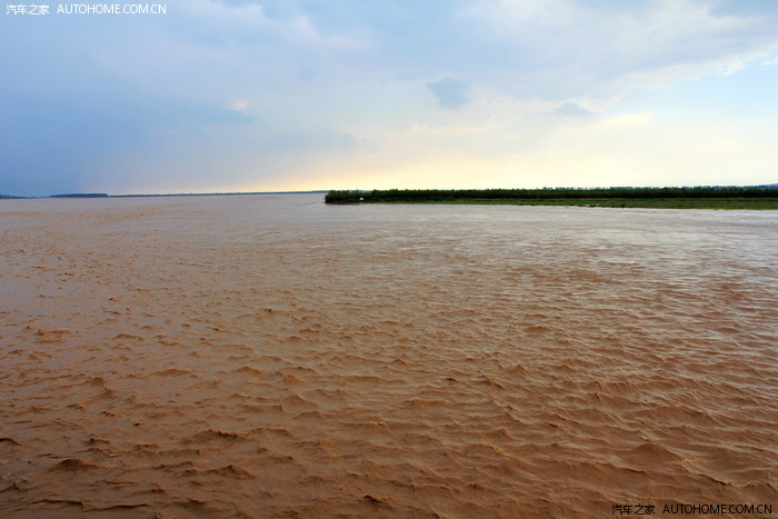 潼关黄河边,天色突变,风云际会,下了劈头盖脸一阵暴雨,好在很快又停了