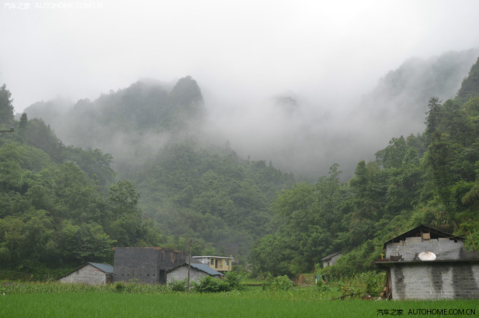 在眼前这个山坳里,以前有一条小道,通往山上的十八湾村.