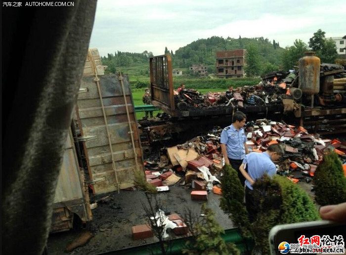 今晨沪昆高速隆回到洞口段货车与载53人大巴车相撞爆炸