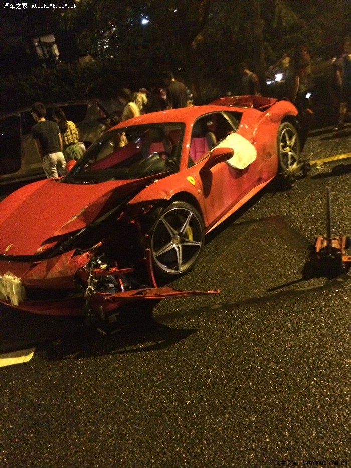 法拉利458车祸, 雨天路滑 看手艺阿