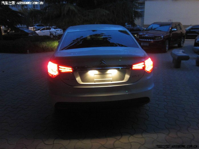 c4l在晚上的尾灯效果