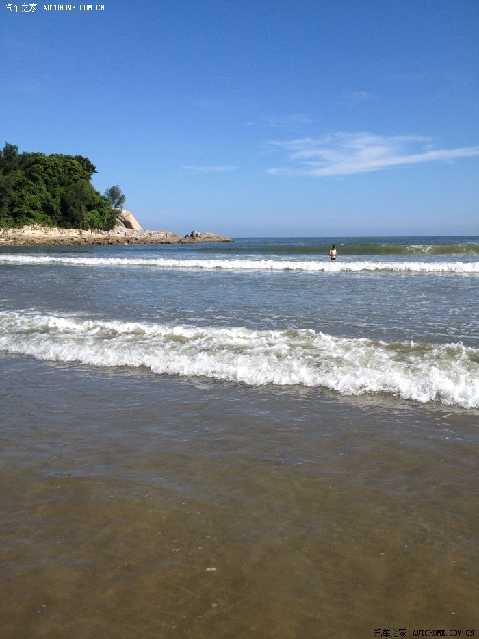 天气热了带孩子去海边玩水