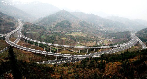 渝万高速其中一段全景,看一下坡度!