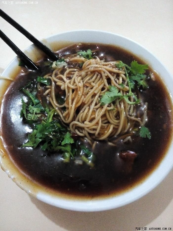 这个得介绍一下:阆中牛肉面,不是一般的牛肉面,面条是凉面,黑黑的卤汁