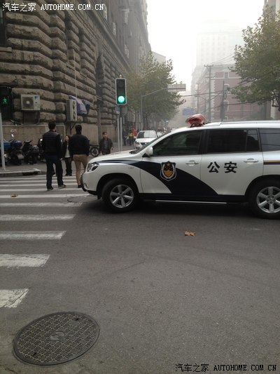 去买标书,还看到国拍门口跑过一辆汉兰达的警车