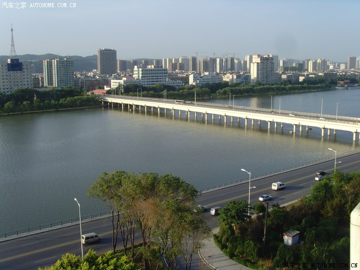 抚顺的城市很干净,将军桥白天风采依旧,晚间的将军桥更加充满魅力