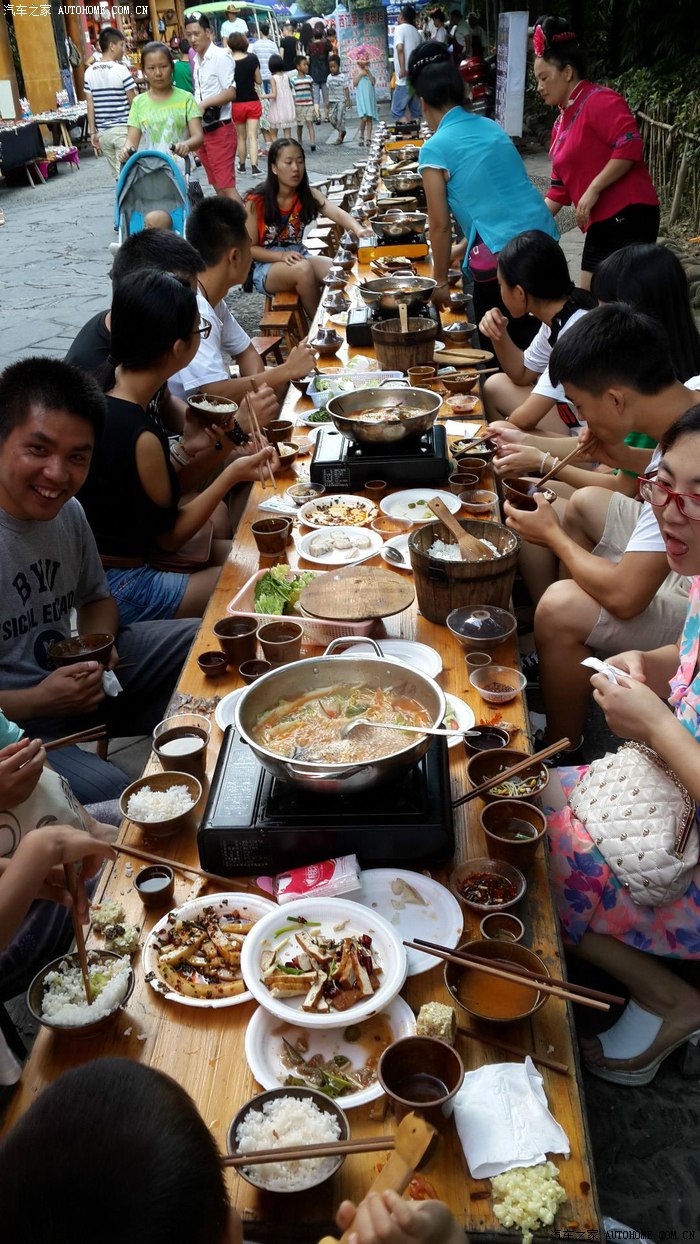 苗族的特色之一就是长桌宴,这可是来西江苗寨的游客必须要体验的.