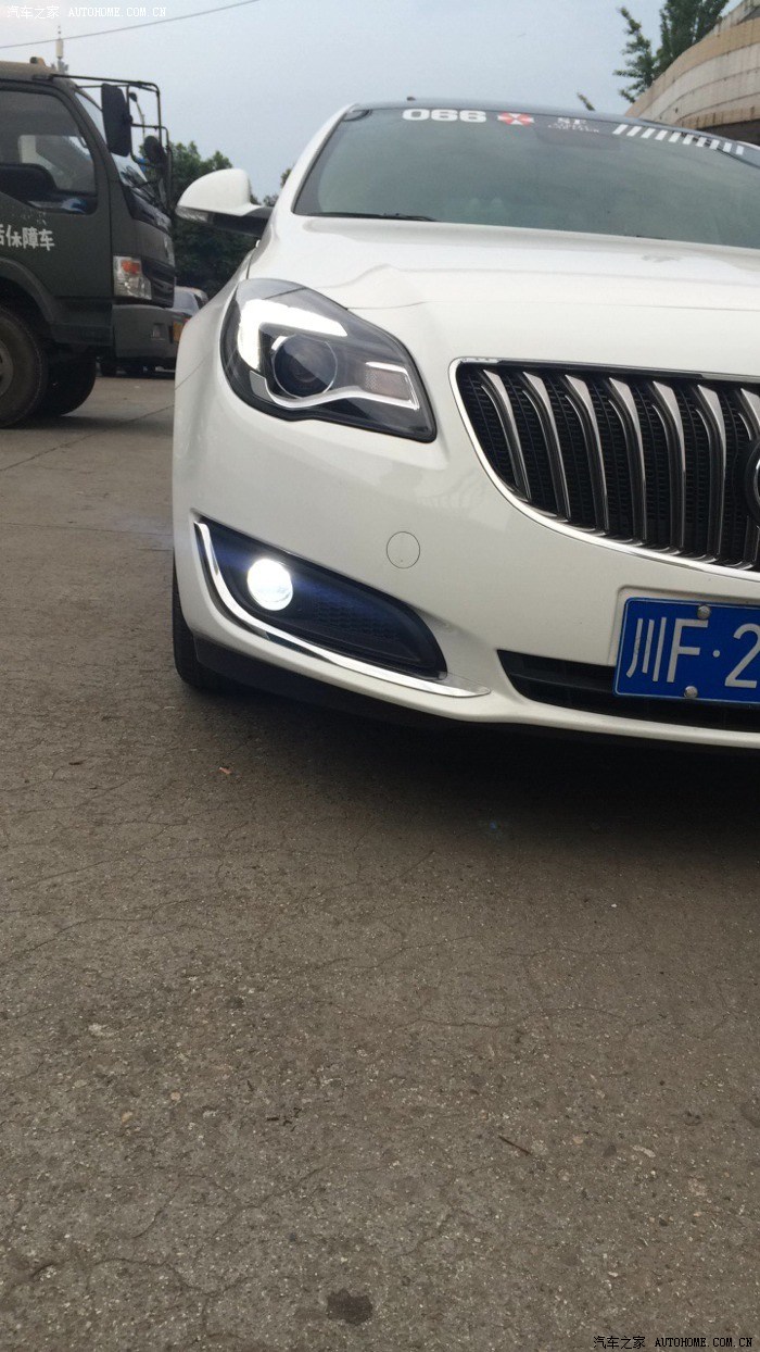 新君威换前雾灯