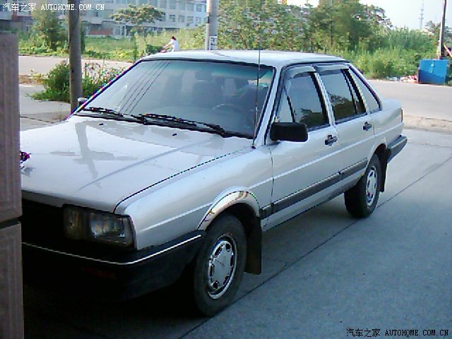 发现一枚95款桑塔纳的老照片