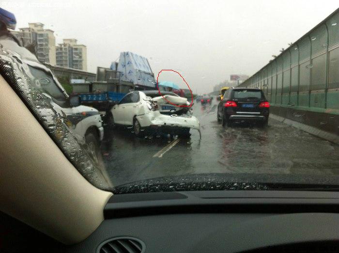 白色车雨天追尾图片图片