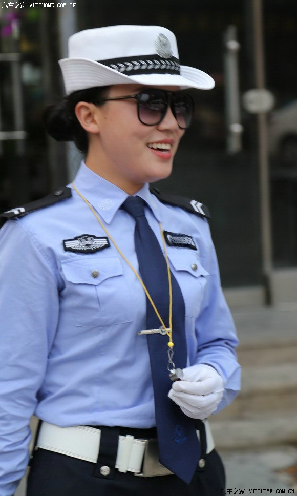 遛马山东曲阜圣地拜孔偶遇美女交警她又戴上墨镜上岗了