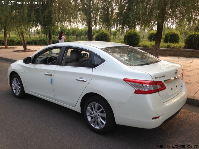 东风日产1.6白色自动豪华新轩逸