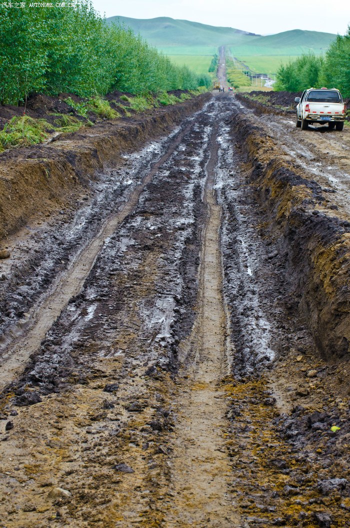 为什么给挖了一道坑出来,轿车如果按着车辙走铁定托底,而且全是烂泥