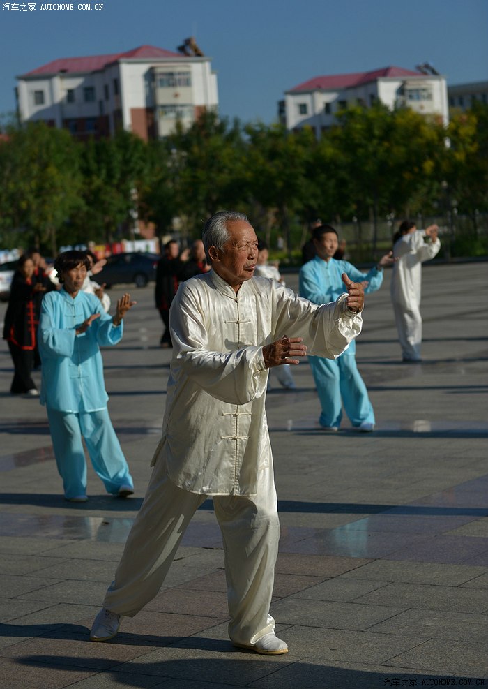 八旬老人练太极