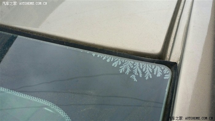 君越前挡玻璃出现夹层气泡