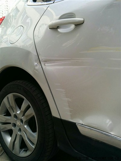 出门把车门刮了