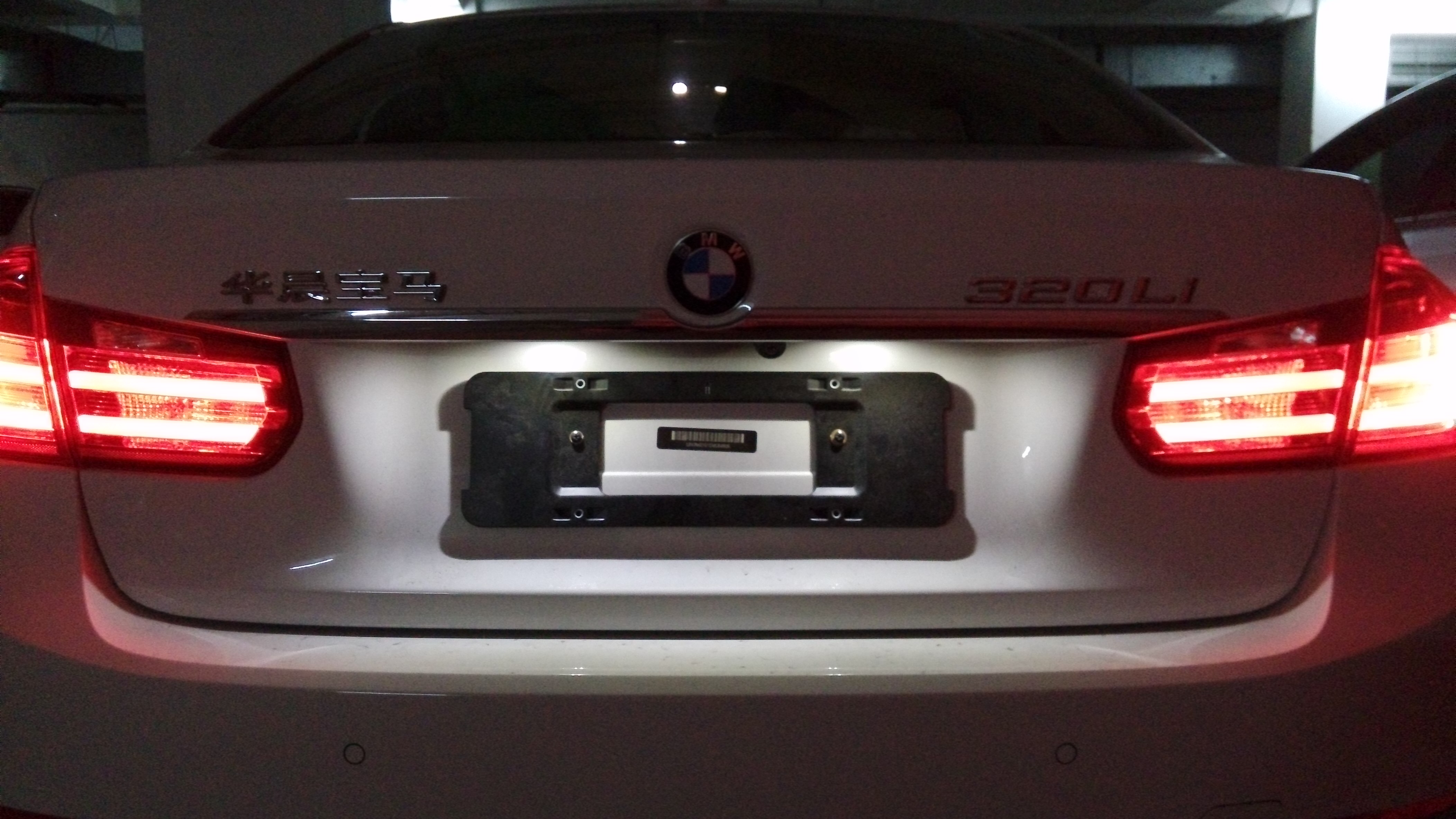 突然发现怎么车尾牌照灯颜色不一样呢?