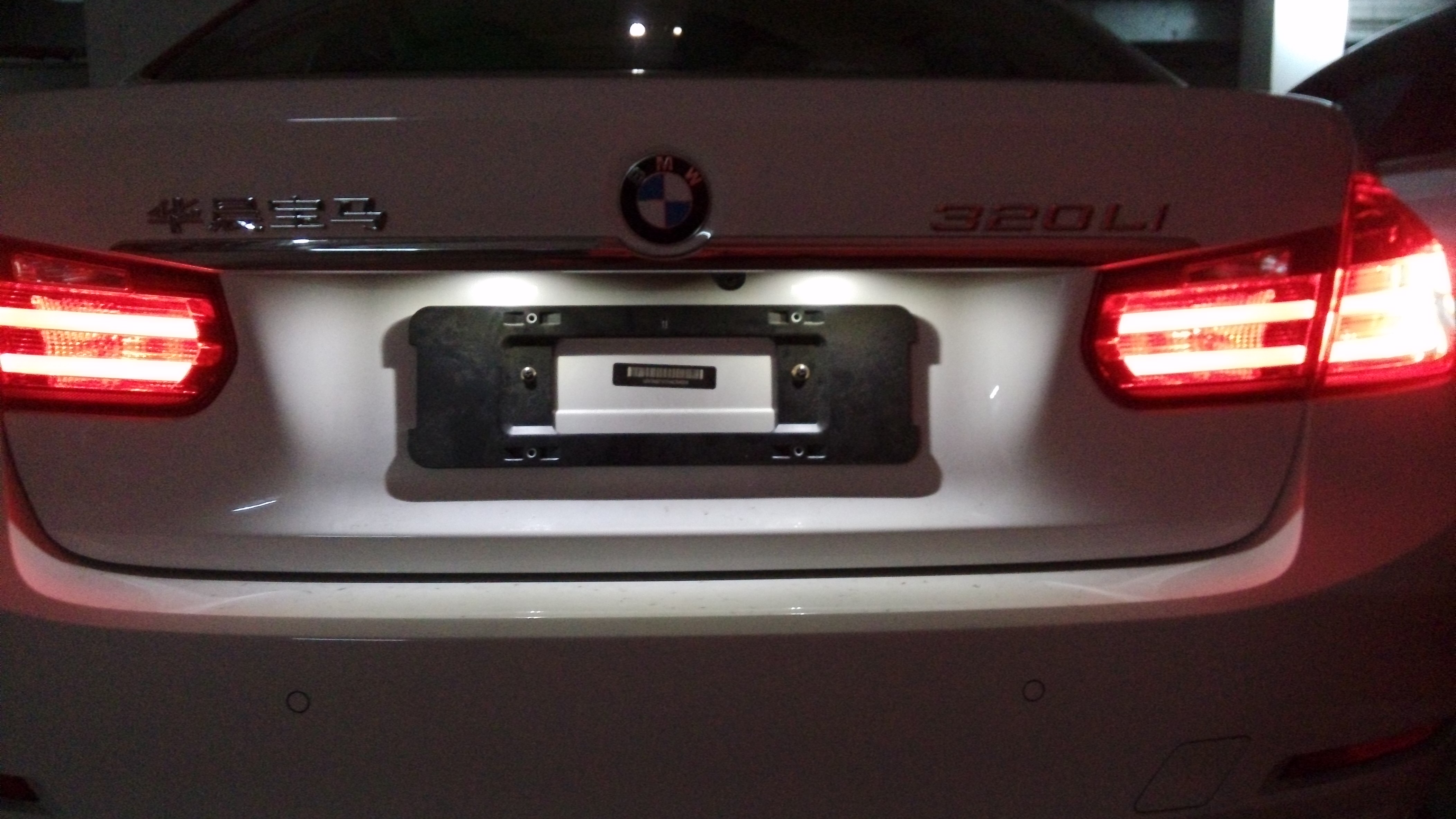 各位原厂就带倒车影像的车友们麻烦看看你们的车牌牌照灯?