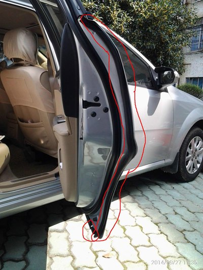 后门没贴齐,装好关门,胶条有点鼓出.