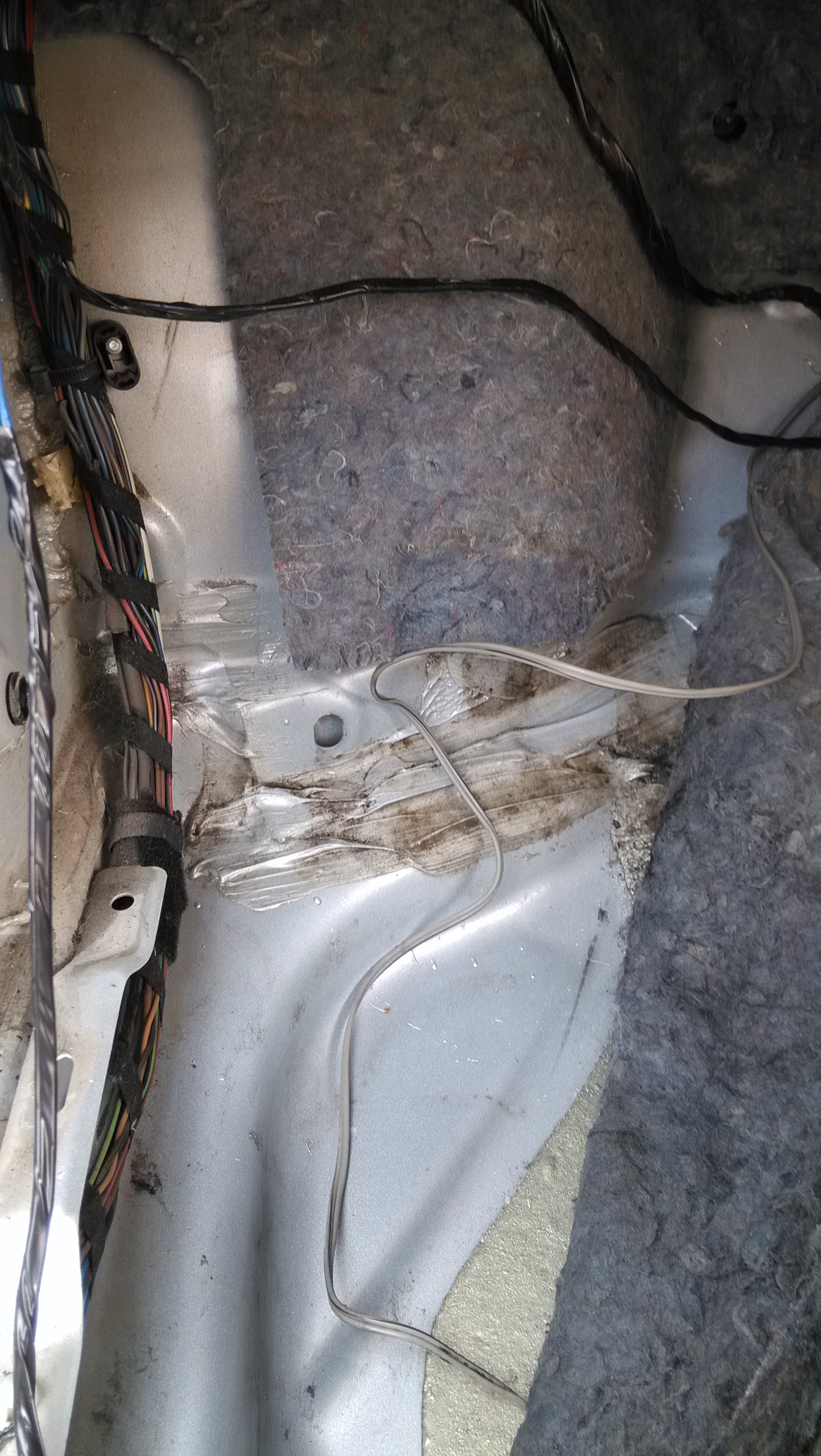 驾驶室地毯有水,谁有过这个,求解决.谢谢.