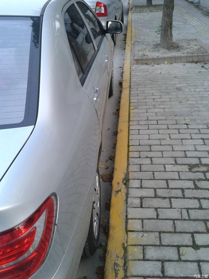 终于成功的贴着马路牙子停车了