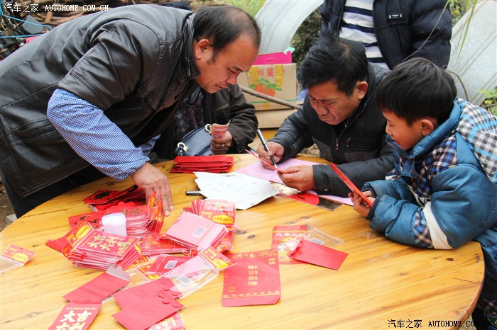 这专门登记礼金的,当地叫清收,把每一位宾客的礼金登记下来,以后还礼