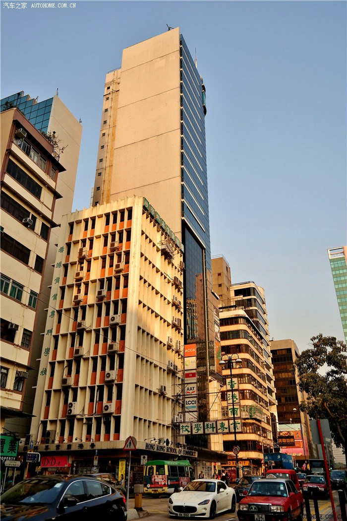 香港旺角商业街拥挤的高楼拥挤的人拥挤的道路汽车流