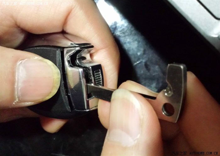 奔驰2011款c200时尚型钥匙更换电池及代用都行