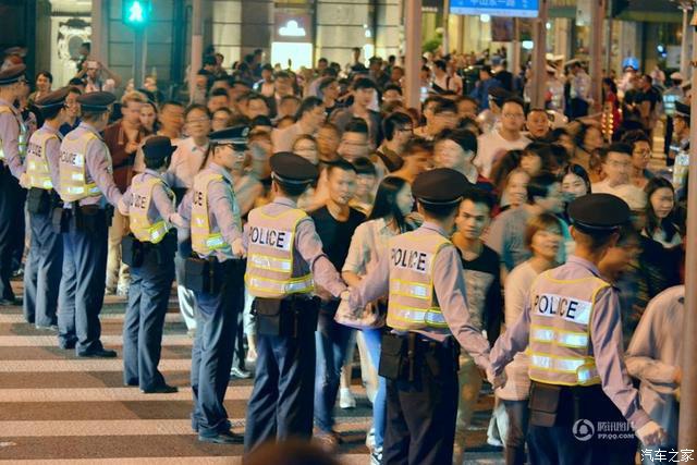 游客挤爆上海外滩 警方手拉手维持秩序